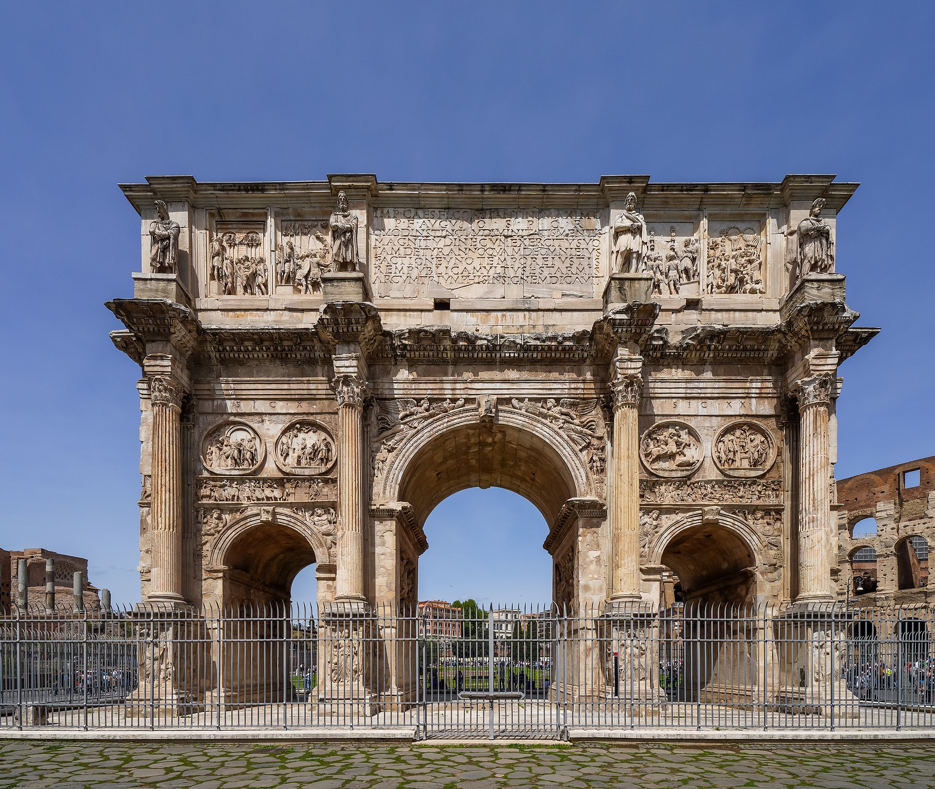 Monumenti dell’antica Roma: l’arco di Costantino e l’arco di Augusto