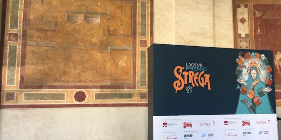 La locandina del Premio Strega 2023 nel portico del Museo Nazionale di Villa Giulia a Roma