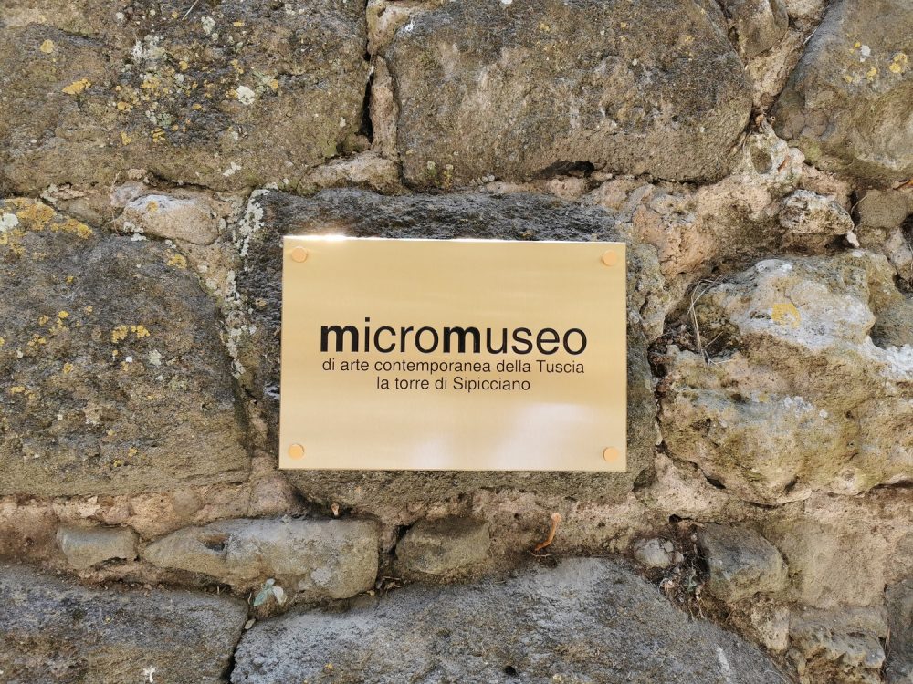 La targa del MicroMuseo di Sipicciano