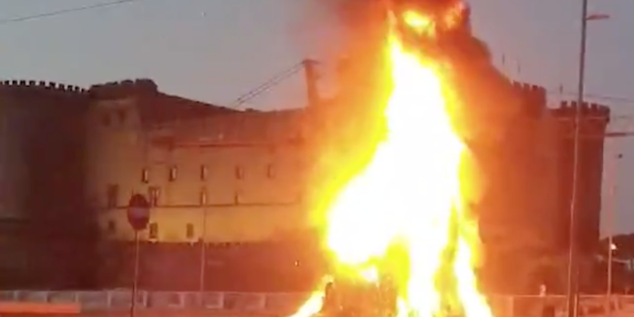 Le fiamme distruggono la Venere degli stracci di Pistoletto a Napoli