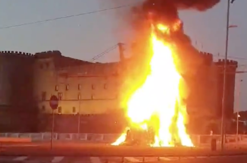 Le fiamme distruggono la Venere degli stracci di Pistoletto a Napoli