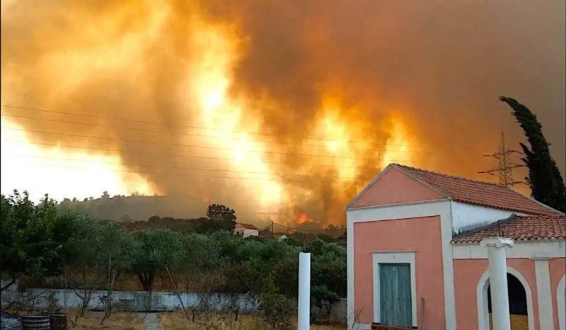L'isola di Rodi in fiamme