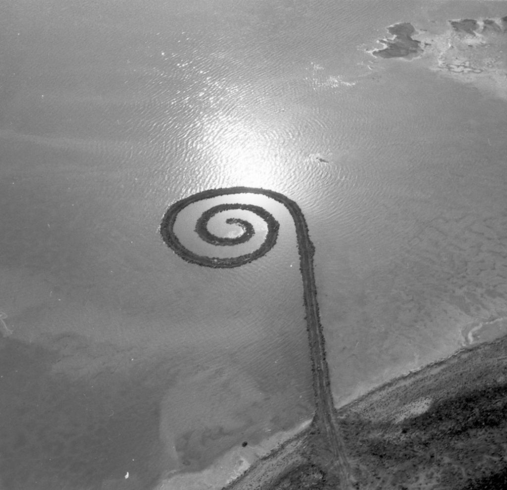 Spiral Jetty. A cinquant’anni della morte di Robert Smithson compaiono delle foto inedite del suo capolavoro