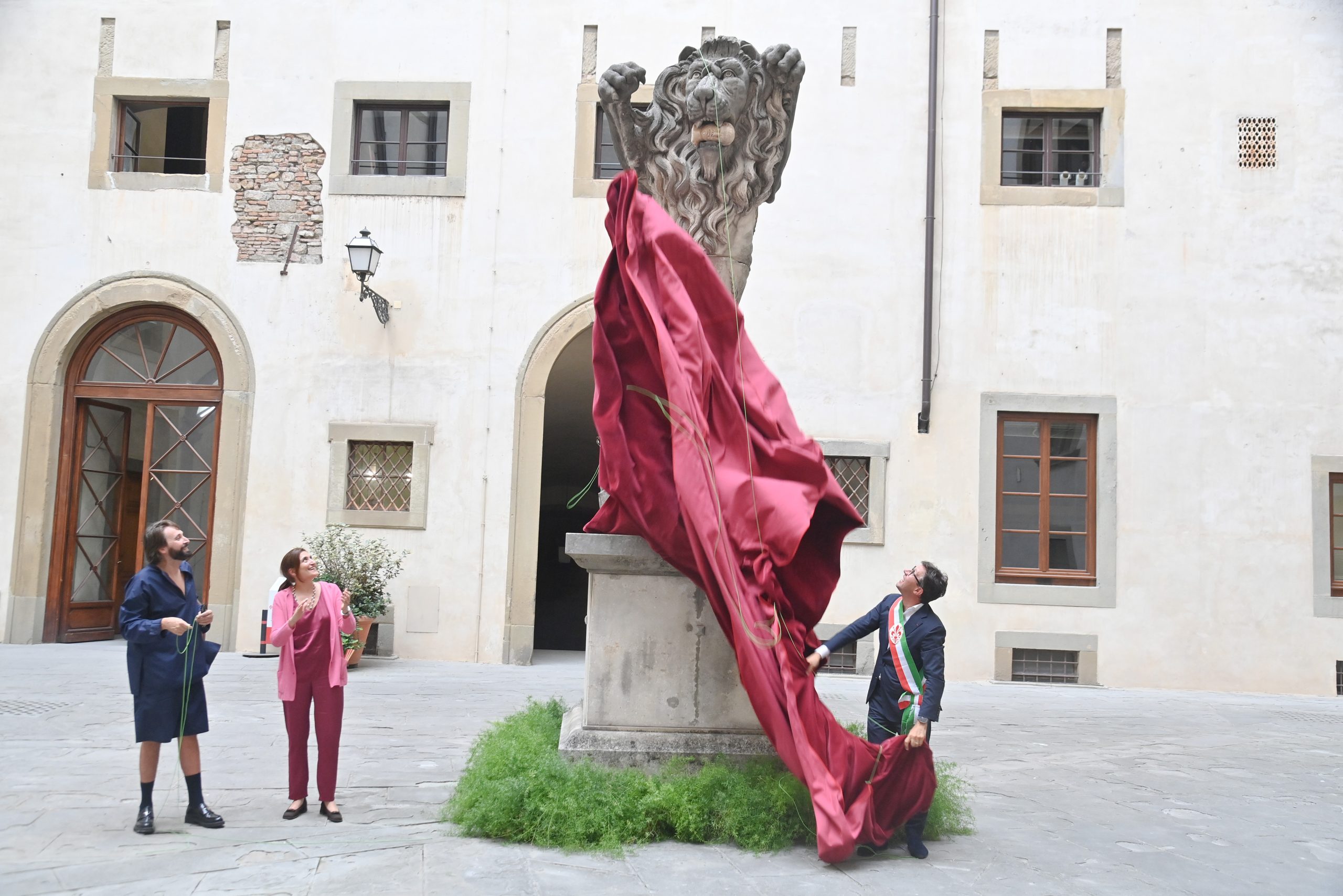 Il monumentale leone rampante di Francesco Vezzoli rimarrà per sempre a Palazzo Vecchio