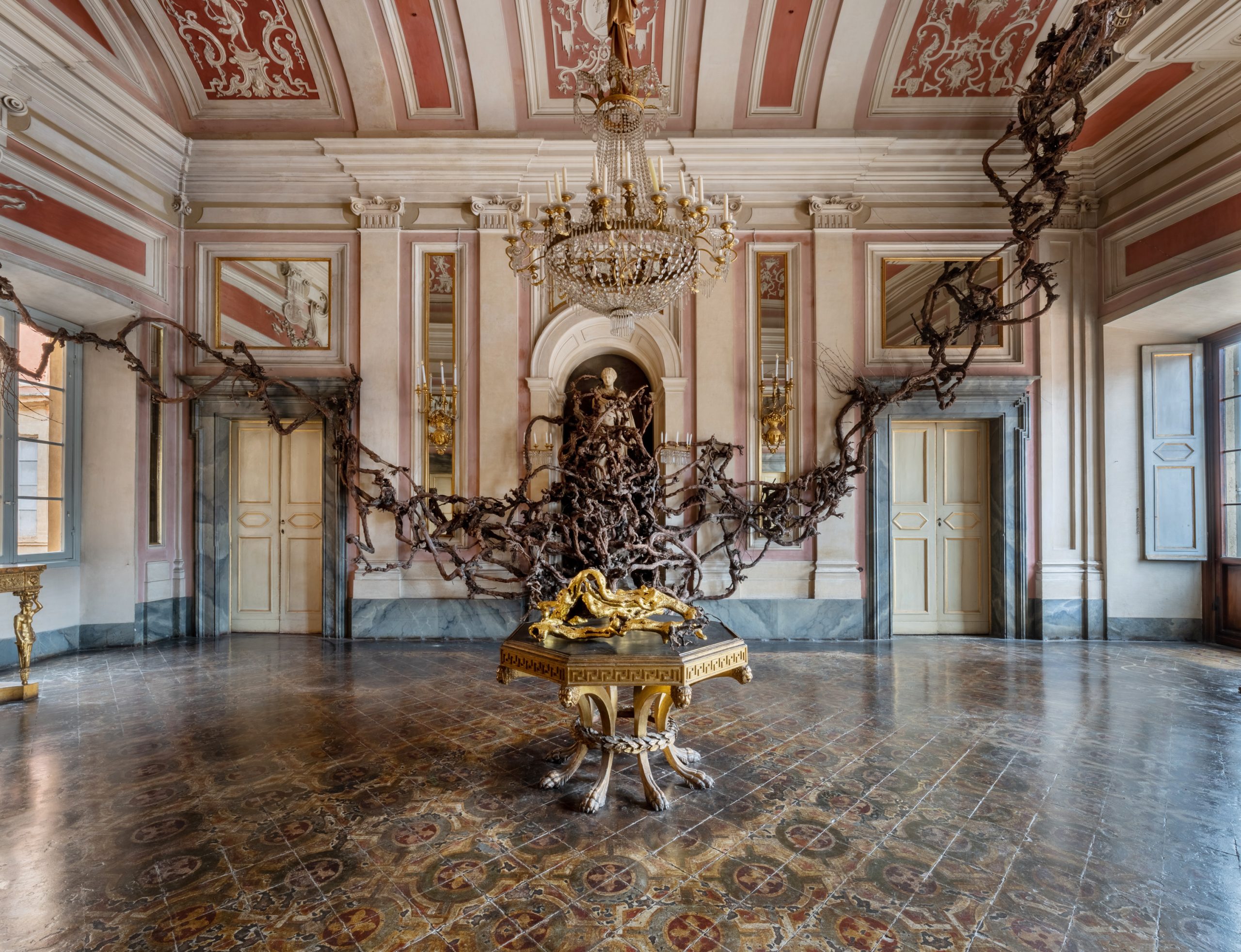 Rampicanti su Palazzo Chigi Zondadari con la nuova installazione di Paolo William Tamburella a Siena