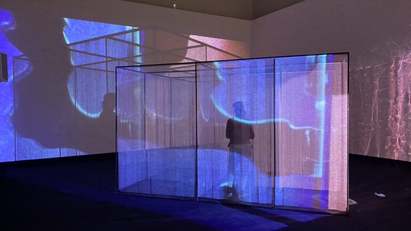 Marinella Pirelli, Film Ambiente, (1969-2004) ferro, acciaio, perspex, immagini in movimento, suono. Allestimento al Museo del Novecento, Milano, 2019 © Lorenzo Palmieri per Electa Editore