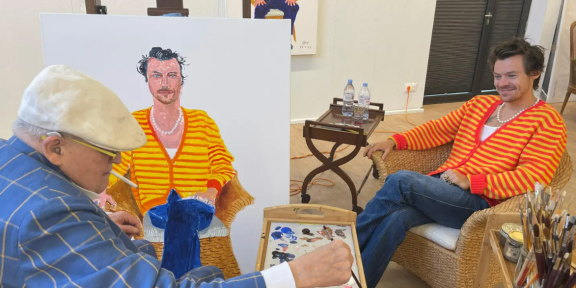 David Hockney painting Harry Styles, with a portrait of Clive Davis in the background, Normandy Studio, on June 1, 2022. PHOTO: JEAN-PIERRE GONÇALVES DE LIMA