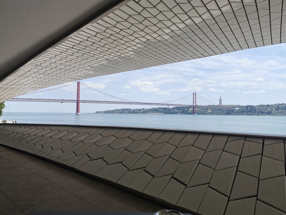 Il ponte 25 de Abril visto dal Museo MAAT, a Lisbona