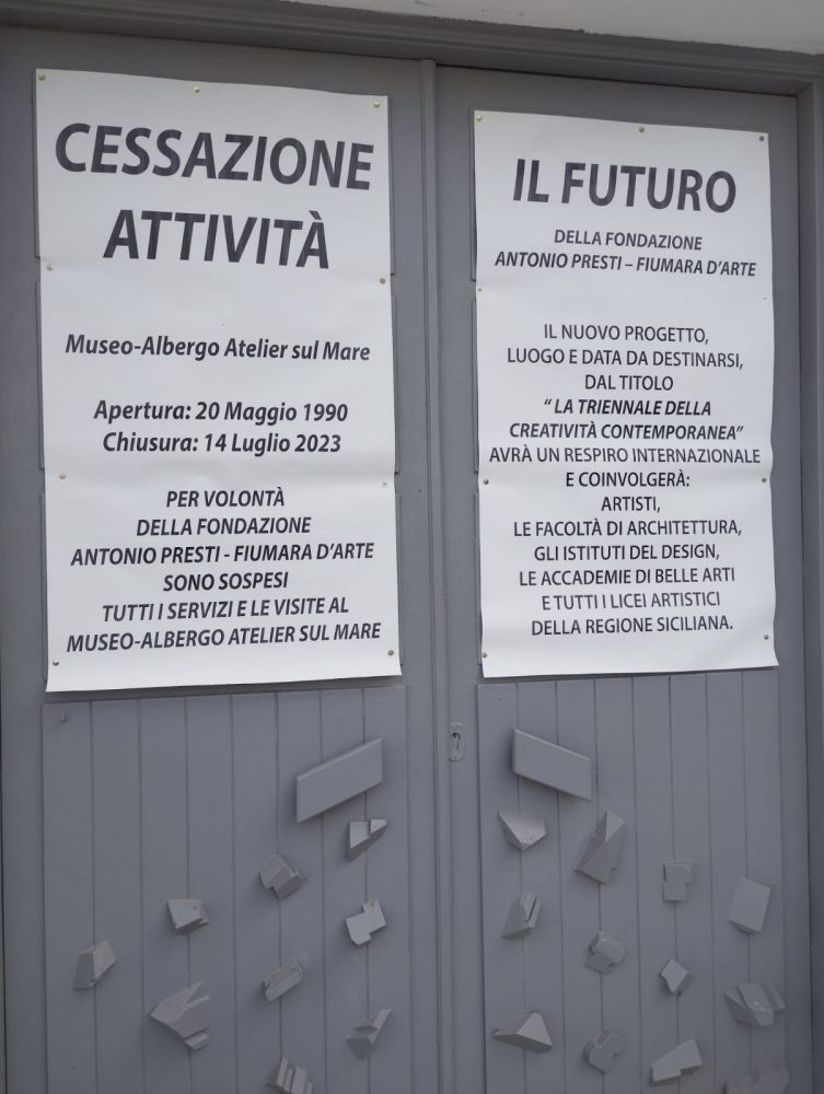 L'annuncio della Triennale d'arte contemporanea affisso sulle porte dell'albergo di Castel di Tusa