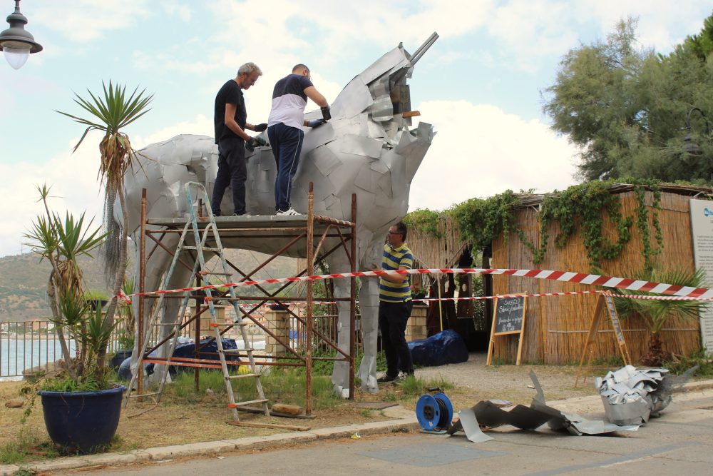 Lo smontaggio del Cavallo Eretico, opera di Antonello Bonnano Conti, 2020 (ferro e legno). Foto Valentina Bracaforte