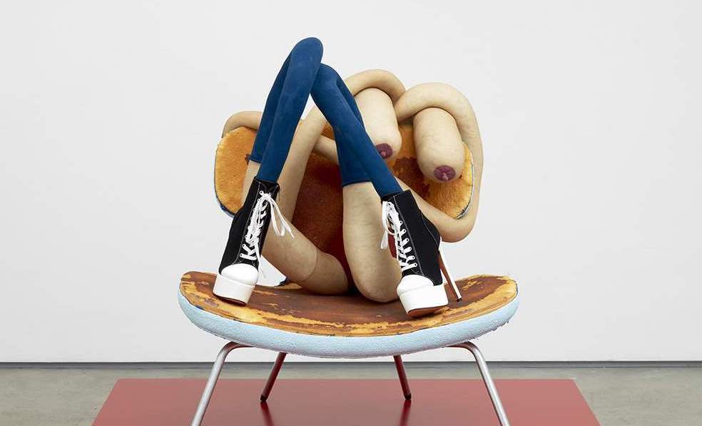 Sarah Lucas alla Tate Britain con la personale Happy Gas, a settembre