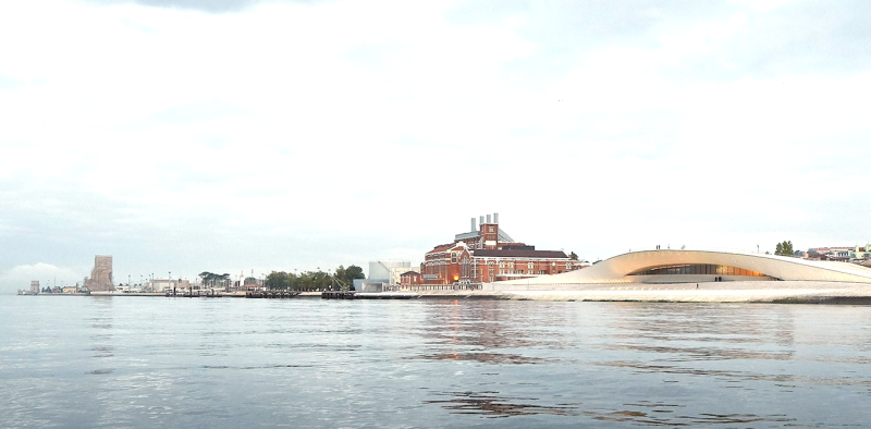 Una veduta del Museo MAAT con la Torre di Belem, a Lisbona