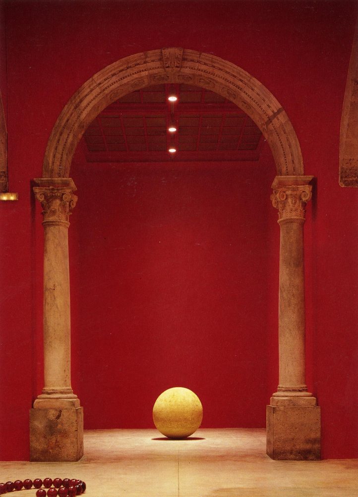 James Lee Byars The Tomb of James Lee Byars, 1986 Arenaria bernese ⌀100 cm Veduta dell’installazione, IVAM, Instituto Valenciano de Arte Moderno, 1995 © The Estate of James Lee Byars, courtesy Michael Werner Gallery, New York e Londra