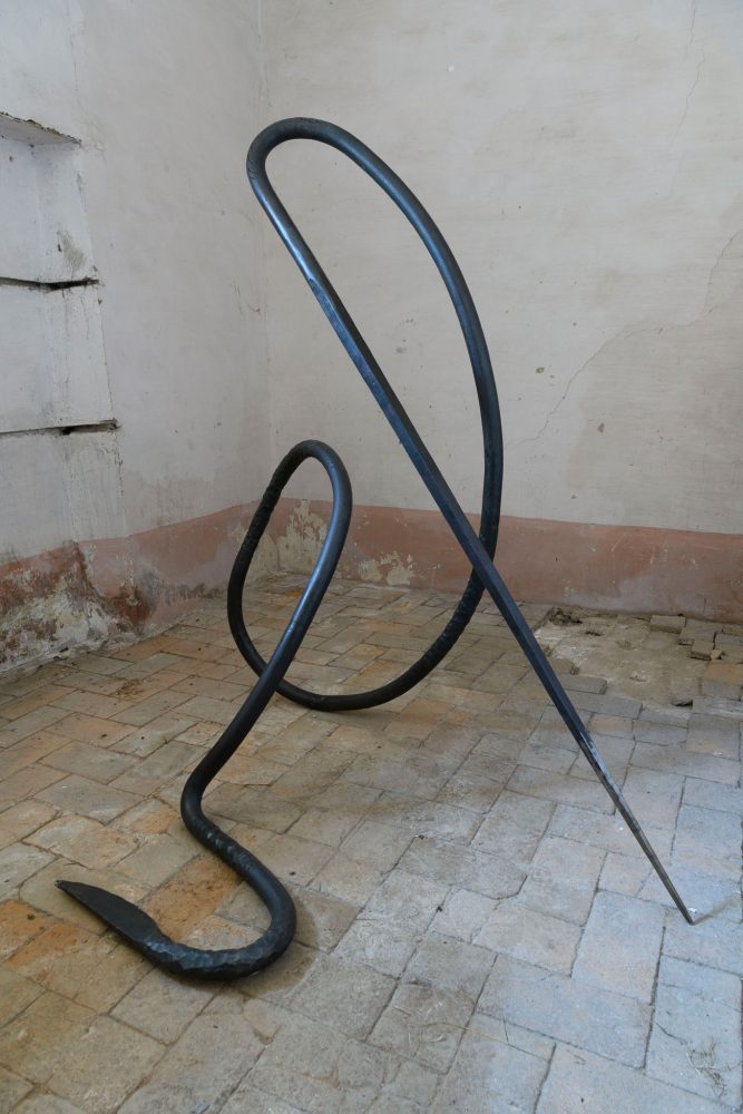 Lulù Nuti, Egli danza, prima posizione, 2023, ferro forgiato, 200 x 200 x 80 cm c.a., Courtesy Galleria Renata Fabbri, Milano