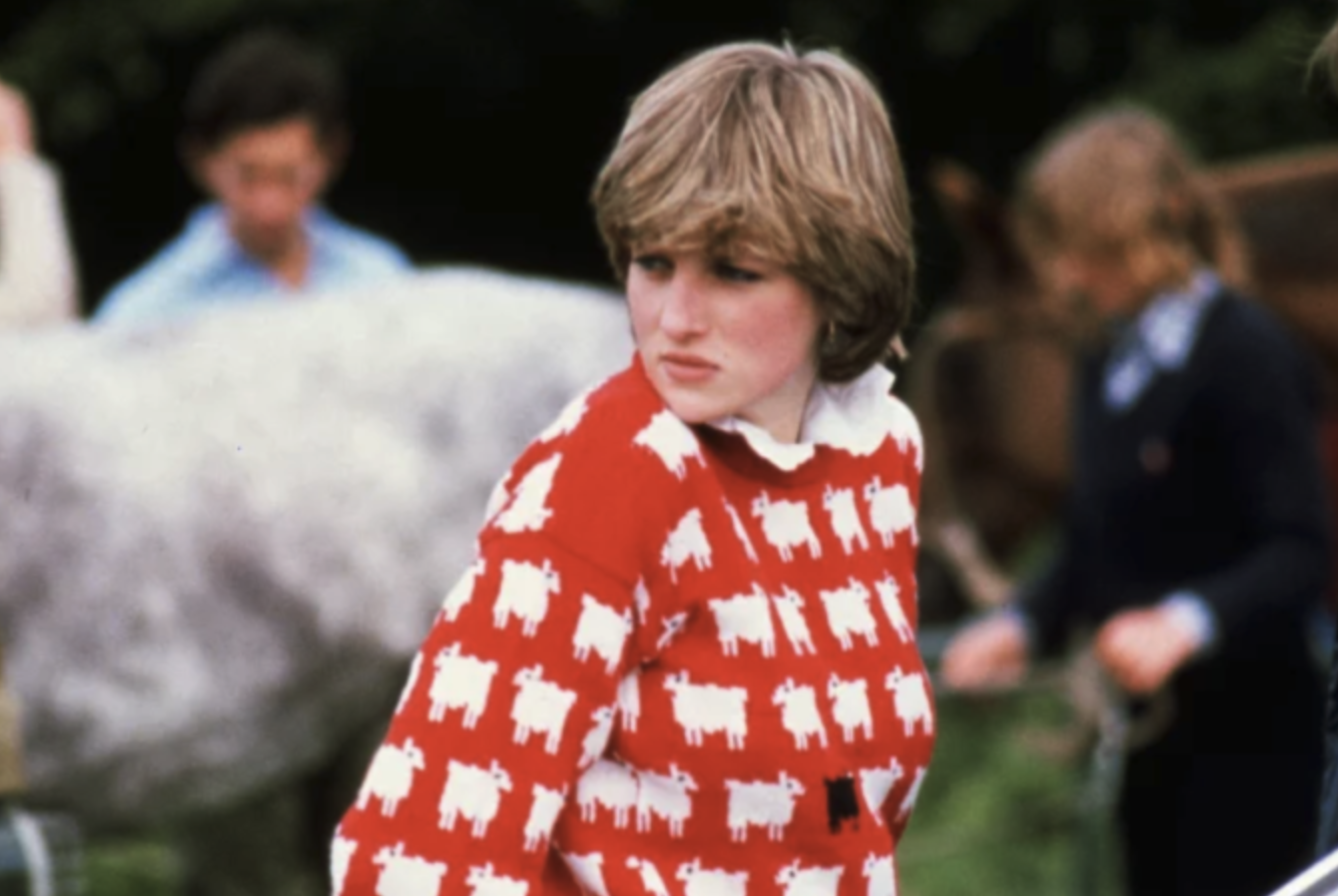 Il maglione con la pecora nera di Lady Diana venduto all’asta al prezzo record di 1,1 milioni di dollari 