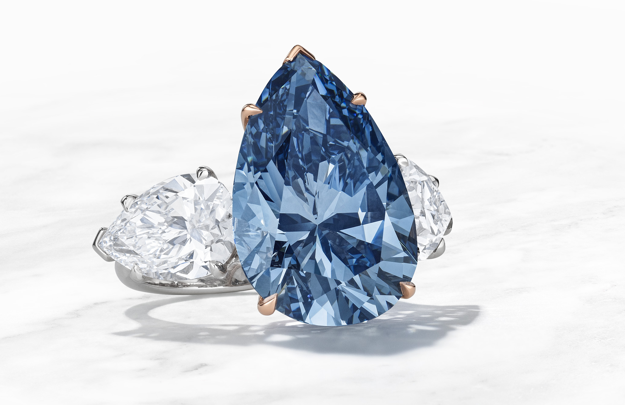 Bleu Royal. Christie’s porta in asta un diamante blu “degno di un re”: 17.61 ct per una stima fino a 50 milioni