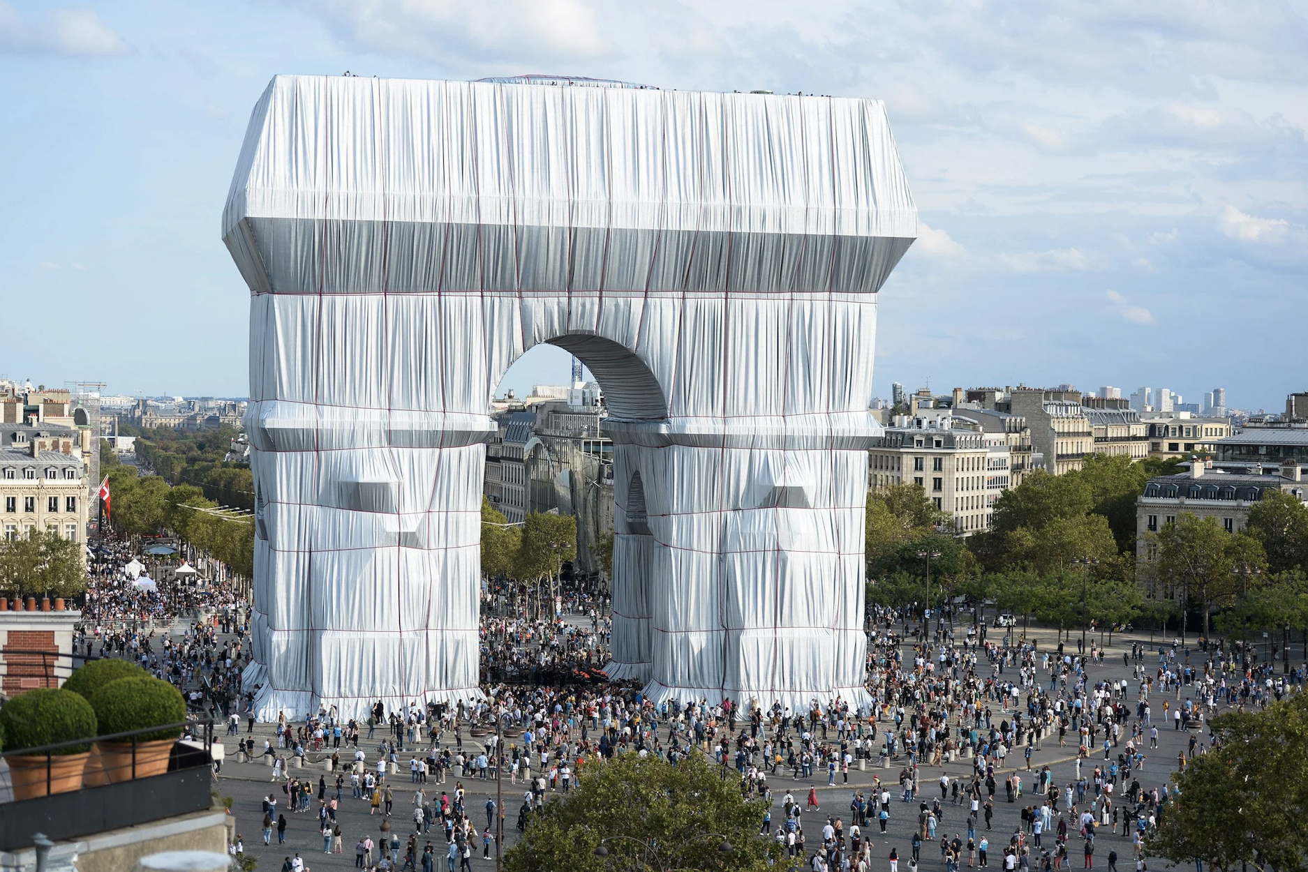 Il materiale dell’impacchettamento dell’Arco di Trionfo di Christo verrà riciclato per le Olimpiadi di Parigi del 2024
