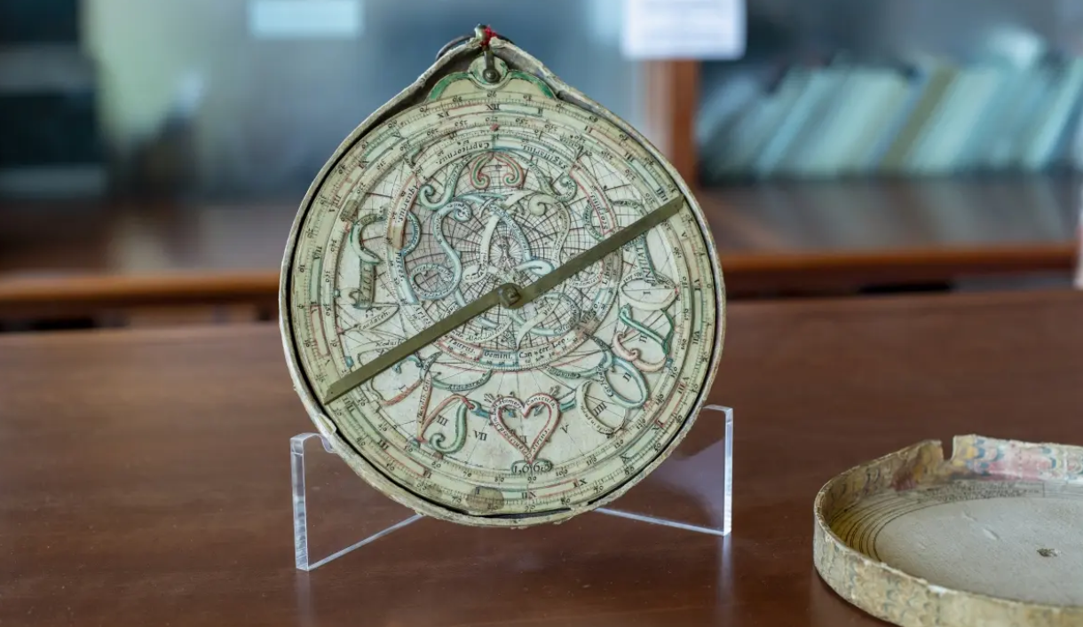 Due meraviglie scientifiche esposte al pubblico: il globo terrestre di Cornelis De Jode (1594) e un raro astrolabio di carta (1668)