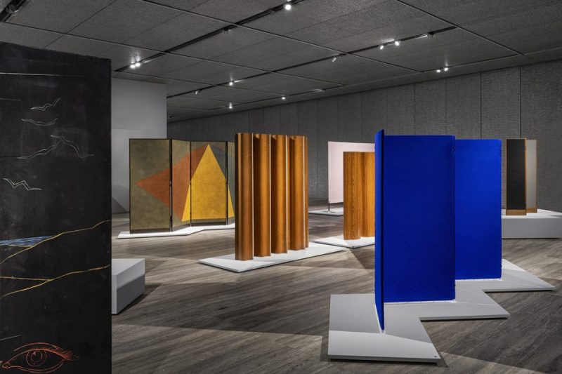 Immagine della mostra “Paraventi: Folding Screens from the 17th to 21st Centuries”. Piano Inferiore. Foto: Delfino Sisto Legnani e Alessandro Saletta – DSL Studio