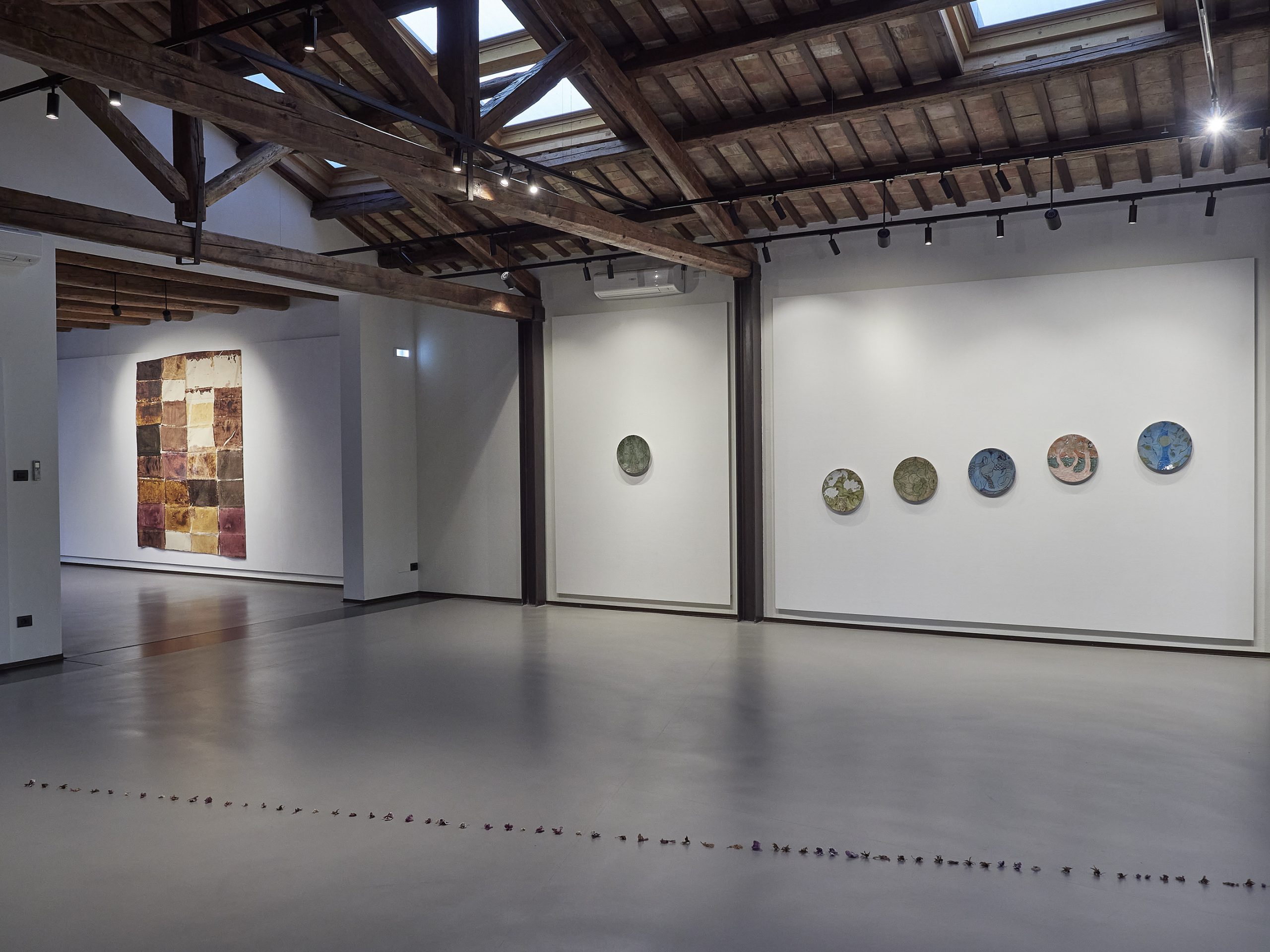 “Anemoni”: tre artisti, la ceramica contemporanea e il mosaico alla Fondazione Sabe per l’arte di Ravenna