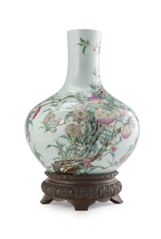 Lotto 1033 Grande vaso di forma Tianqiuping in porcellana policroma Famiglia Rosa, decorato con il motivo delle nove pesche, poggiante su base in legno. Cina, periodo della Repubblica (1912-1949). Stima € 1.500 - 2.000