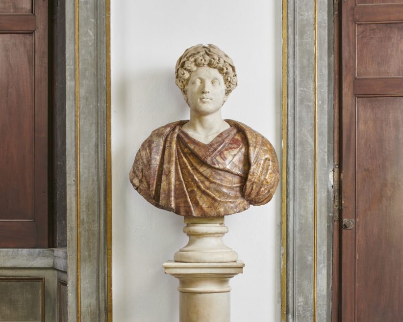 Lotto 90 Scultore della fine del secolo XVIII - inizio del secolo XIX. "Marco Aurelio Cesare", busto marmo statuario e manto in breccia (h. cm 97) poggiante su colonna in marmo con base squadrata di epoca successiva (h. cm 110). Il nostro modello è una testa-ritratto ispirata al tipo che fa capo all'esemplare dell'Antiquarium Forense Inv. 3683: una replica è conservata al Museo Nazionale di Napoli (collezione Sculture Farnese II, 2009, pp. 98-101, nn. 73-76). Venduto € 151.200. Courtesy Il Ponte Casa d’Aste