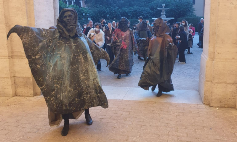 La performance di Gianni Politi a Palazzo Barberini
