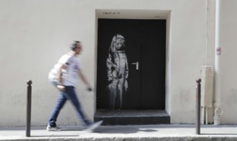 “Banksy e la Ragazza del Bataclan”: in anteprima su arte.tv la storia dell’opera-simbolo rubata a Parigi e ritrovata in Italia