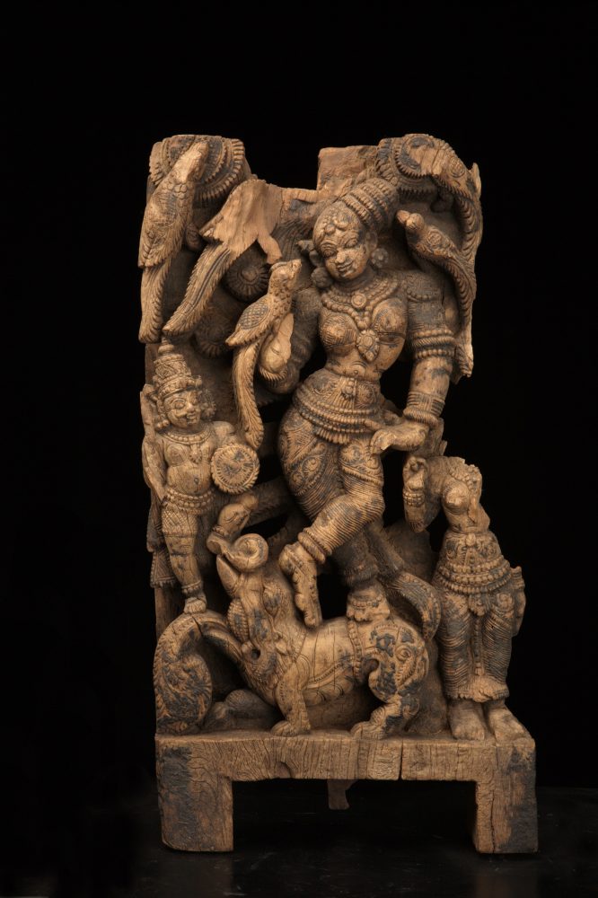 Pannello da carro processionale raffigurante Ganga, personificazione del sacro fiume Gange 47×25×10 cm India meridionale. Tamil Nadu, XVII-XVIII sec. ©FCM/MUSEC, Lugano