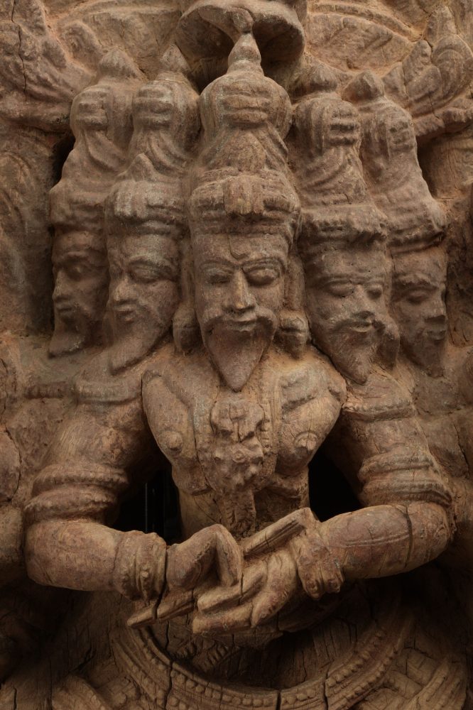 Dettaglio di pannello da carro processionale raffigurante il “Creatore di tutto” architetto dell’universo. 52×23×13,5 cm India meridionale. Tamil Nadu, XVIII-XIX sec. ©FCM/MUSEC, Lugano