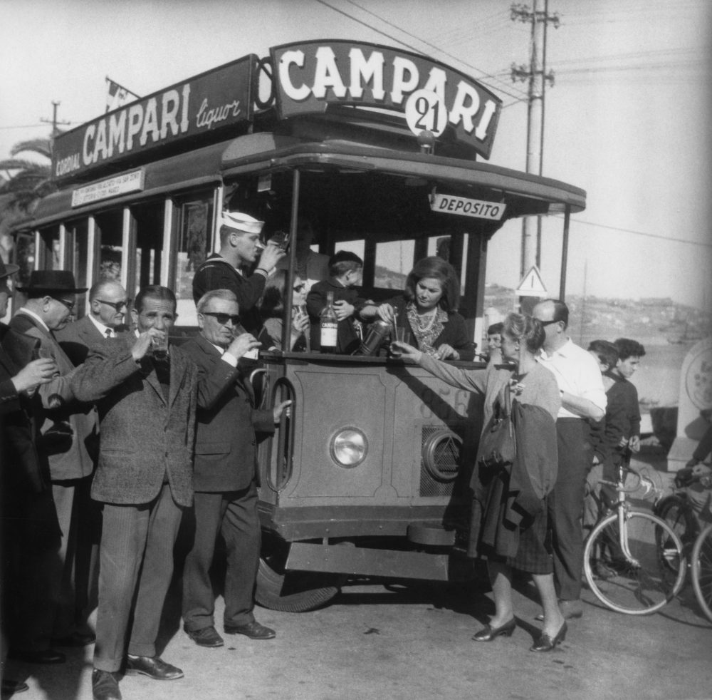 Bar su tram brandizzato, anni Cinquanta / 1950s, Archivio / Archive Galleria Campari