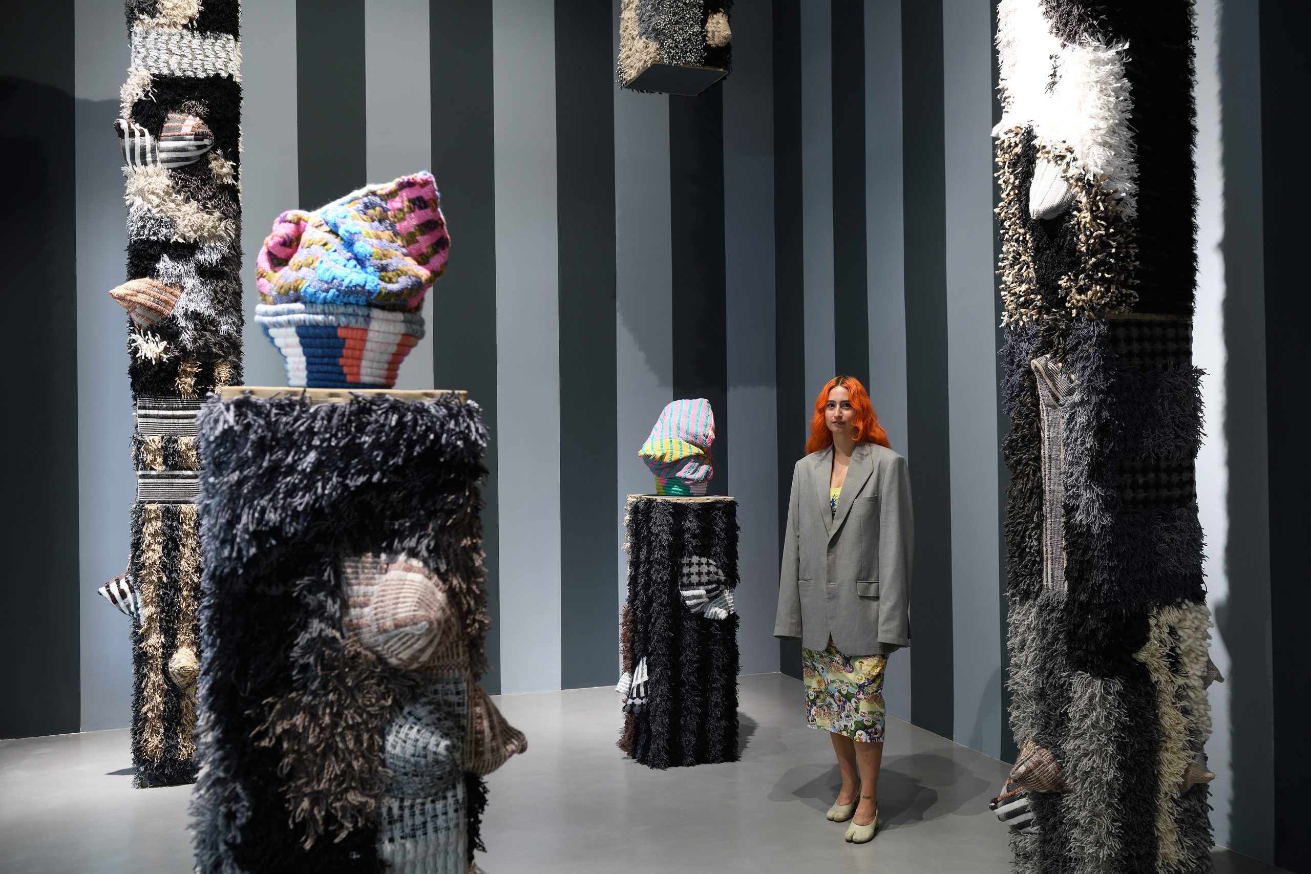 Il tessuto come espressione culturale. Sarah Zapata racconta la sua mostra da Galleria Poggiali, a Milano