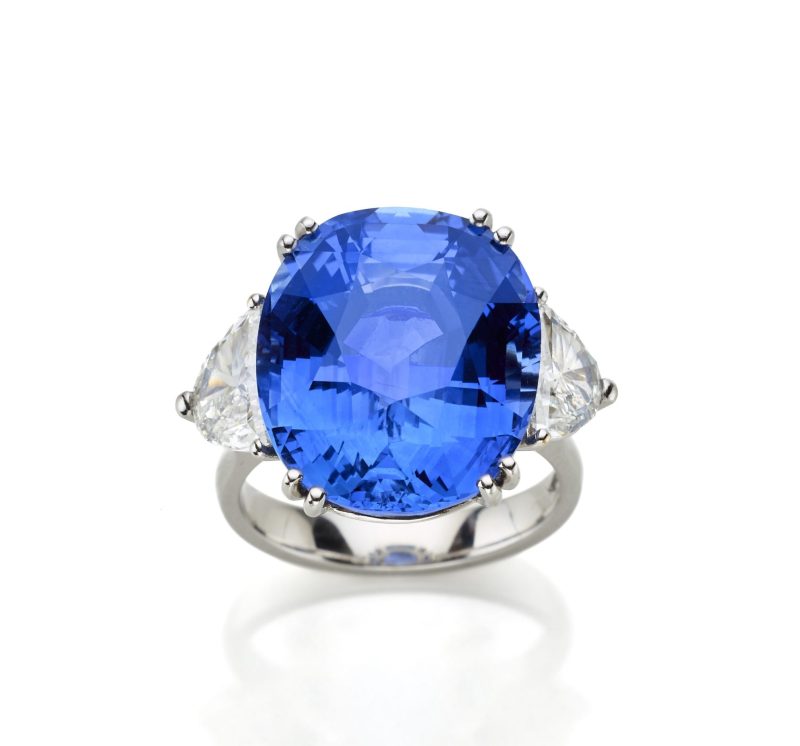 Lotto 142 Anello in oro bianco con zaffiro ovale di ct. 20,33 e diamanti. Stima € 50.000 - 60.000