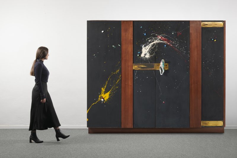 Lotto 69 Lucio Fontana, "Decorazione di armadio per ingresso" 1956, vernici colorate, buchi, vetri e terracotta smaltata policroma su legno, cm 182x219x45. Firmato e datato 56 in basso. Disegnato dall'architetto Renato Angeli. Stima € 50.000 - 70.000