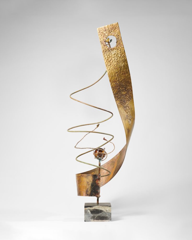Lotto 72 Edgardo Mannucci, "Spirale" 1973-74, lamina di rame dorato, tubo in rame, vetro, su base in marmo, cm 156x50x50. Venduto € 18.900