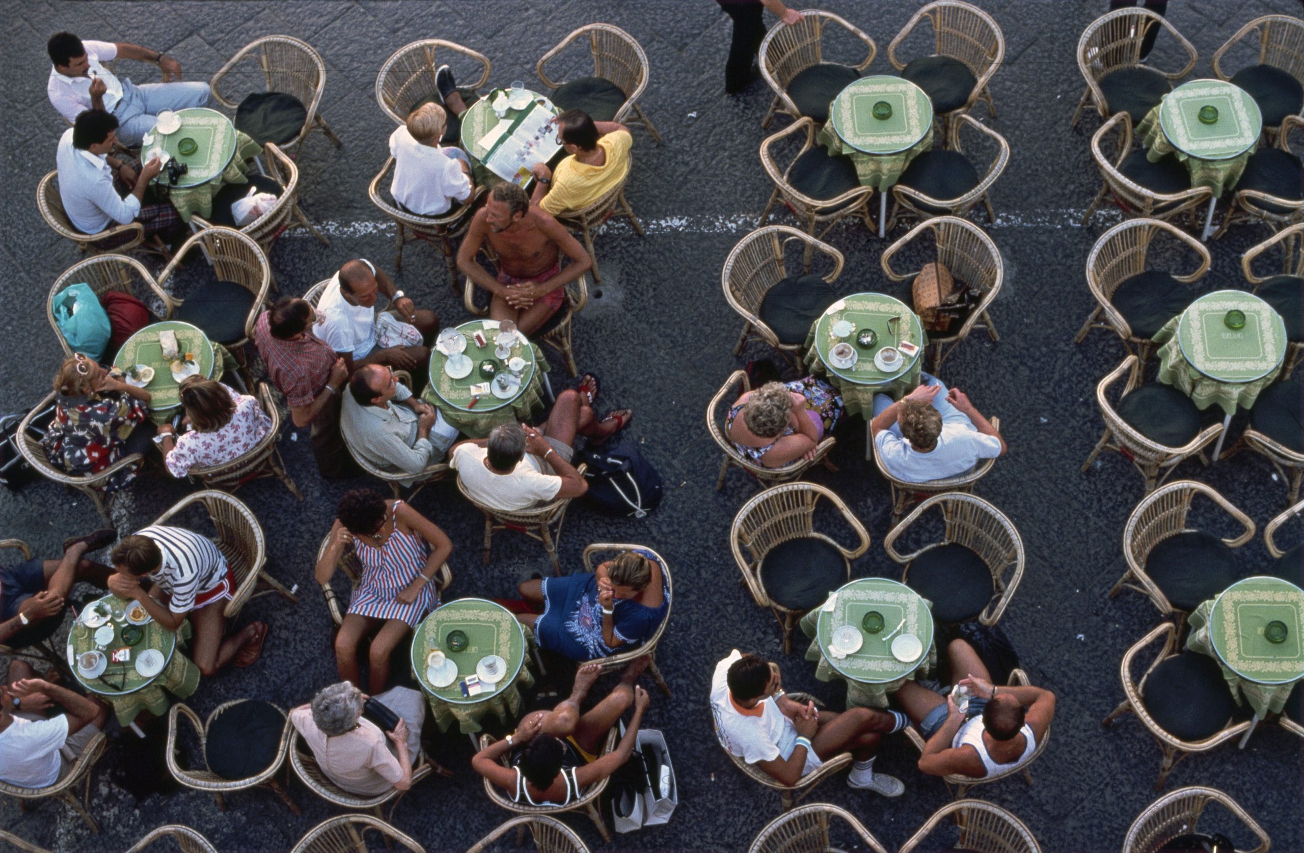 Milano. La storia del bar in una mostra fotografica alla Galleria Campari