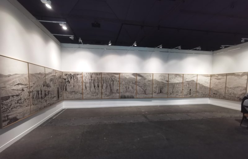 Panorama de la falaise de Bâmiyân, di Pascal Convert, polittico esposto a Paris Photo
