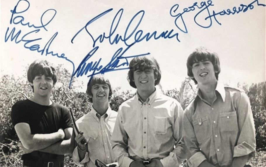 Beatles da investimento. Da una fotografia autografata venduta a 143 mila $ al mosaico della piscina di Lennon