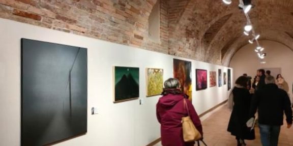 Under Raffaello, alla Galleria Civica d’Arte Albani di Urbino. In primo piano l’opera di Edoardo Cialfi