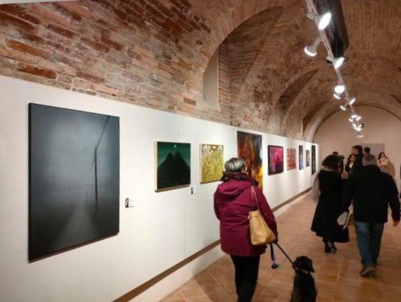 Under Raffaello, alla Galleria Civica d’Arte Albani di Urbino. In primo piano l’opera di Edoardo Cialfi