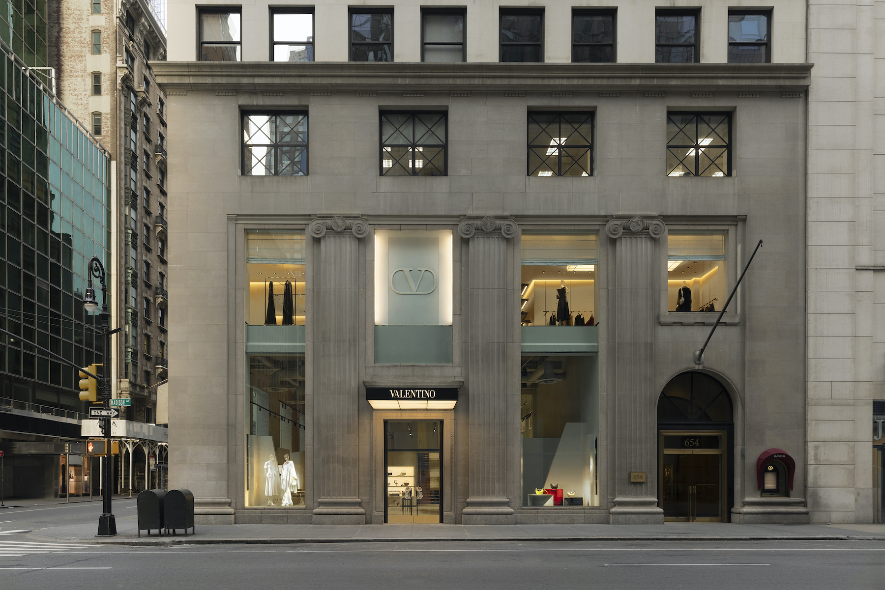 Valentino e Magazzino Italian Art insieme per la mostra di Schifano che inaugura il nuovo flagship store della maison in Madison Avenue