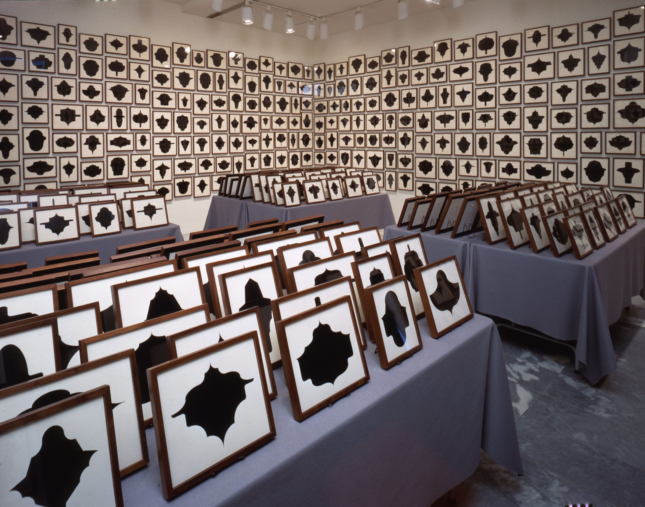Allan McCollum a Milano per una mostra da museo: 660 pezzi per un’unica mega installazione