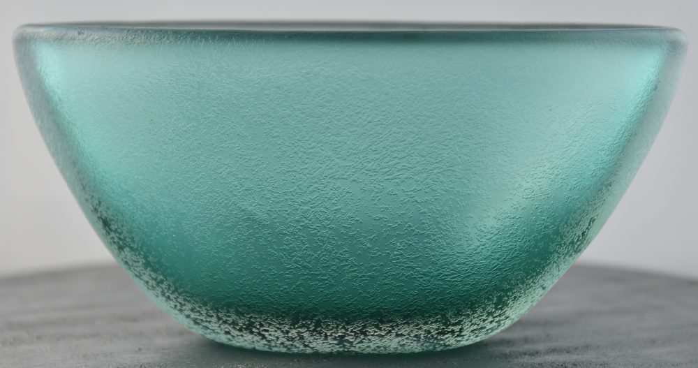 Carlo Scarpa, Coppa in vetro pesante color verde smeraldo a sezione amigdaliforme e superficie corrosa all’acido 1938 Firma all’acido “Venini Murano Made in Italy”