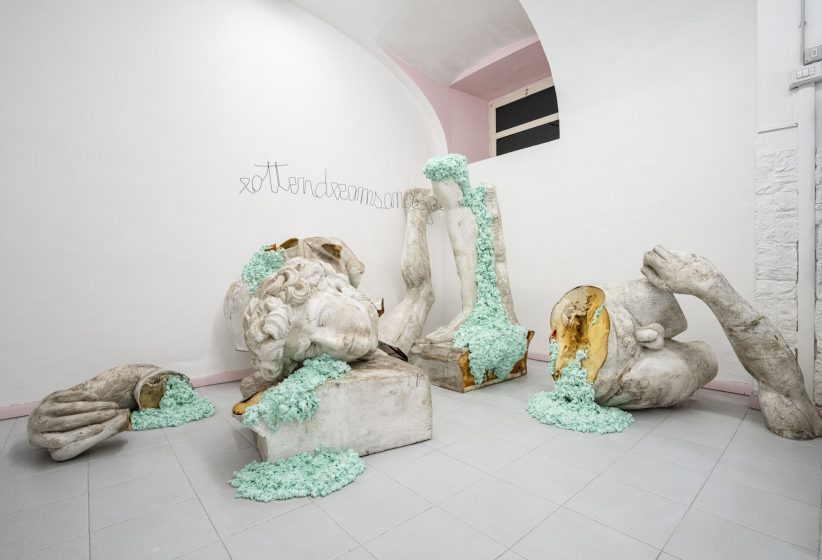 Installation view 'Rotten dreams and golden plates' di Alessandro Calizza a bar.lina, ph Alberto Guerri