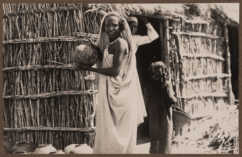 Donna al mercato Foto di Carlo Pedrini dall’album Il Governatore della Somalia italiana a S. M. il Re Vittorio Emanuele III - Aprile 1925, 1924-1925 Torino, Musei Reali - Biblioteca Reale.