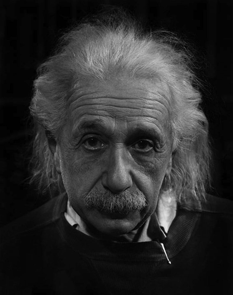 Lo scienziato Albert Einstein ritratto nella sua casa a Princeton, New Jersey, 1947, _© Philippe Halsman Archive 2023