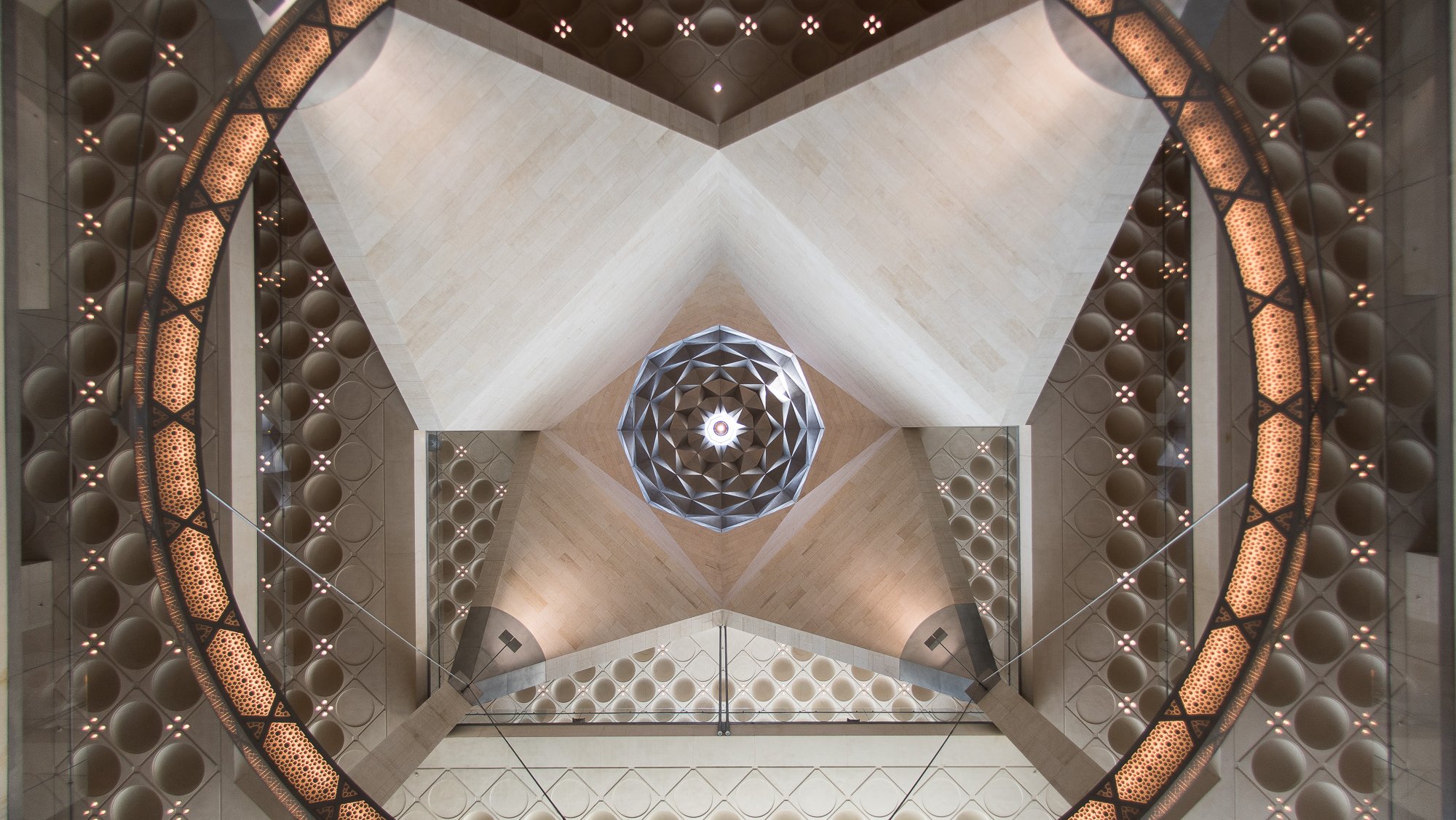 Lo stupefacente Museo di Arte Islamica sospeso nell’acqua, a Doha