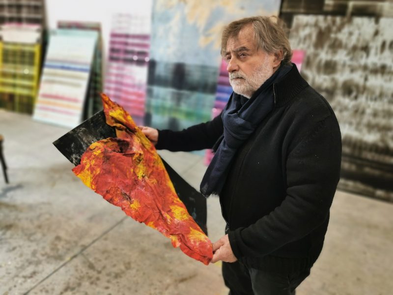 Gianluigi Colin con una sua opera