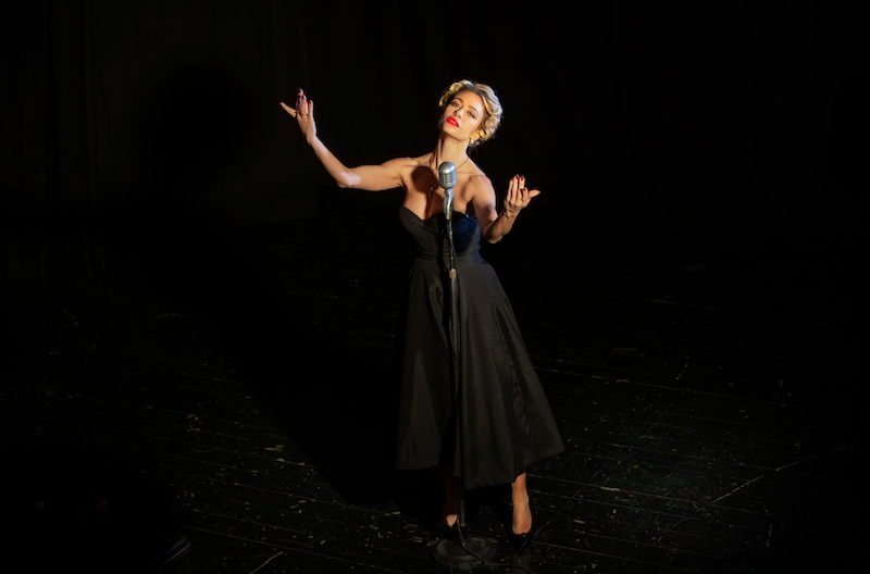Martina Stella intepreta Nilla Pizzi in Illuminate, Rai 3. Credit Laura De Meo