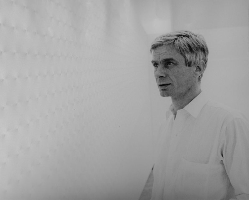 Enrico Castellani (ca. 1967-1970) Foto: Carlo Cisventi, Fondo Cisventi, CSAC Università di Parma\